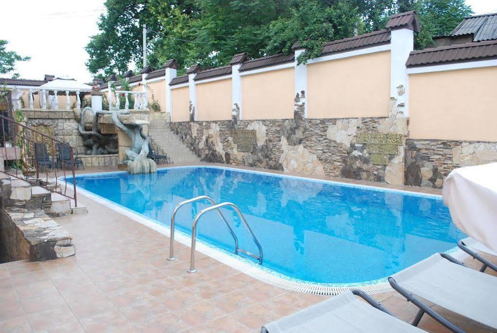 Shadow Boutique Hotel & Spa キシナウ エクステリア 写真